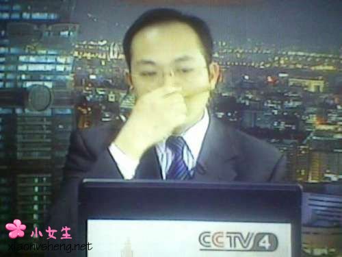 网帖曝央视主持人直播时抠鼻子做鬼脸(图)