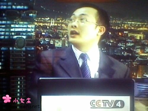 网帖曝央视主持人直播时抠鼻子做鬼脸(图)