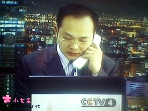 网帖曝央视主持人直播时抠鼻子做鬼脸(图)