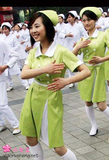 组图：百余护士广场推广乳房保健操
