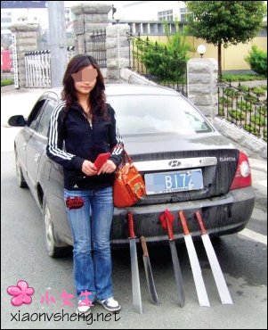 湖北女子为“防报复”身带五把大砍刀(图)